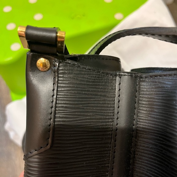 LOUIS VUITTON
Epi Mandara MM Black - Picture 3 of 9